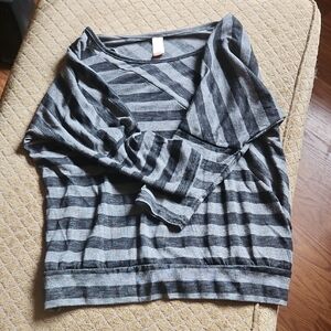 No Boundaries Gray Plaid Top 3/4 Sleeve